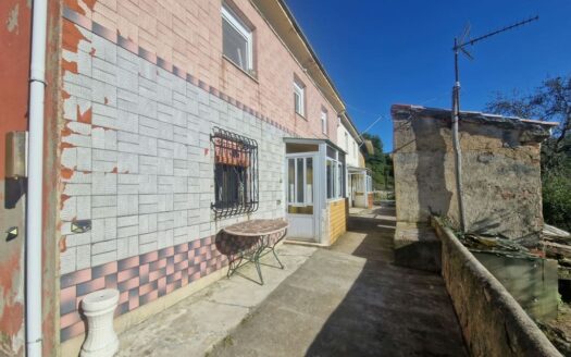 VENTA DE 2 CASAS JUNTAS CON TERRENO DE 6.650,54 M2, LOCALES Y COCHERAS EN EL ROSELLÓN-CABRILES (SIERO)