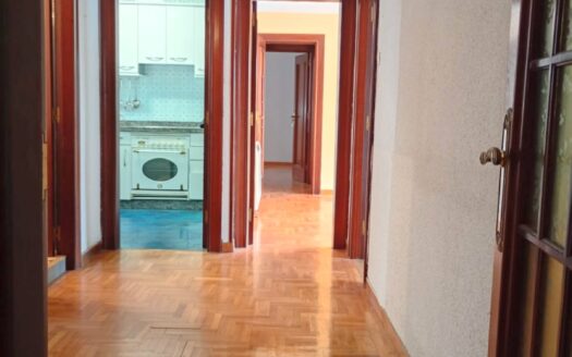 VENTA PISO PARA REFORMAR DE 4 DORMITORIOS Y TERRAZA CON PLAZA DE GARAJE Y TRASTERO OPCIONAL EN CL ALCALDE PARRONDO POLA DE SIERO