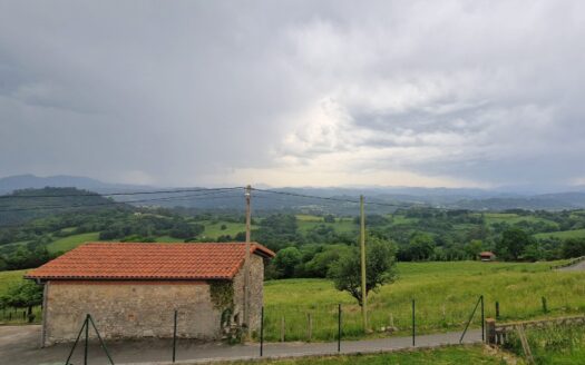VENTA PARCELA CON UNA CABAÑA EDIFICABLE PARCIALMENTE DE 5.231 M2 EN ORDIALES-MUNCÓ (SIERO)