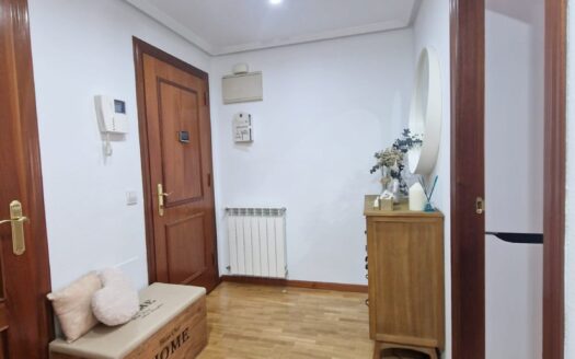 VENTA PISO AMUEBLADO 3 DORMITORIOS, TERRAZA, TRASTERO Y PLAZA DE GARAJE EN CL PEÑA RUEDA-EL BERRÓN (SIERO)